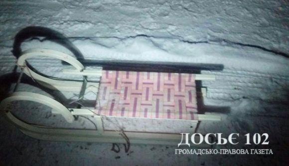 Небезпечні ігри призвели до смерті дівчини: молоді люди причепили санки до авто і так каталися, фото №1 на сайті 20minut.ua
