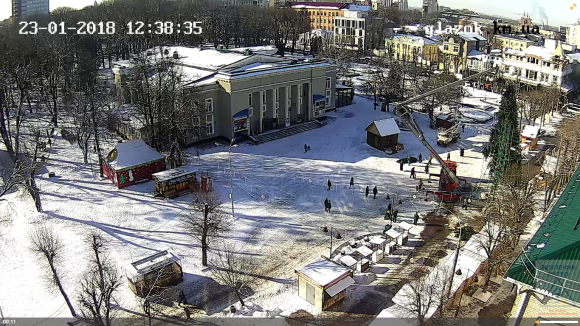 Свята закінчилися. Головну ялинку Хмельницького вже розбирають на сайті vsim.ua Свята закінчилися. Головну ялинку Хмельницького вже розбирають, фото №1 на сайті vsim.ua