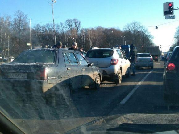 ДТП біля «Книжки»: перед світлофором стукнулися легковик та позашляховик, фото №1 на сайті 20minut.ua
