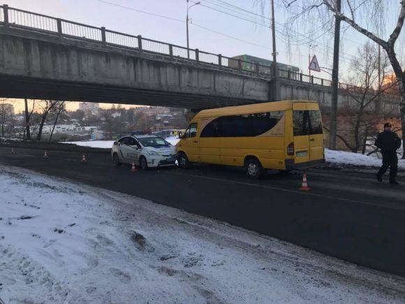 Поліцейський "Пріус" та бусик зіткнулися на зустрічній смузі під мостом на сайті 20minut.ua Фото із фейсбук-спільноти "Дорожній контроль Вінниця"