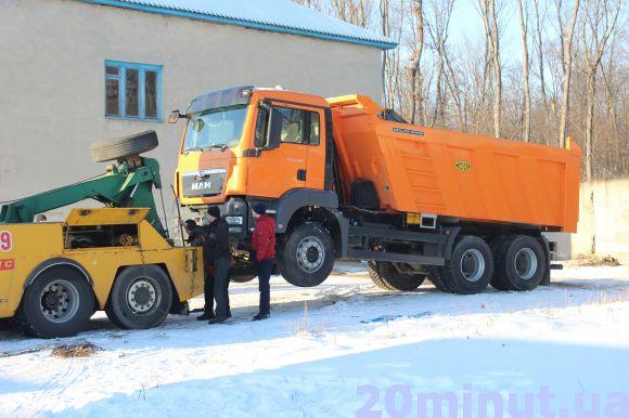 Рейдери атакують підприємство в Острові. Вивозять техніку (оновлено) на сайті 20minut.ua Вантажівка, яку конфіскували в Острові