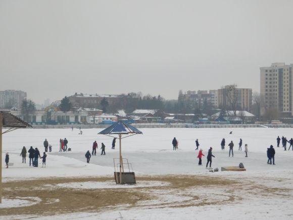 Вихідні на ковзанах і з вудкою в руках. Хмельничани приходять на річку цілими сім'ями на сайті vsim.ua Вихідні на ковзанах і з вудкою в руках. Хмельничани приходять на річку цілими сім'ями, фото №9 на сайті vsim.ua
