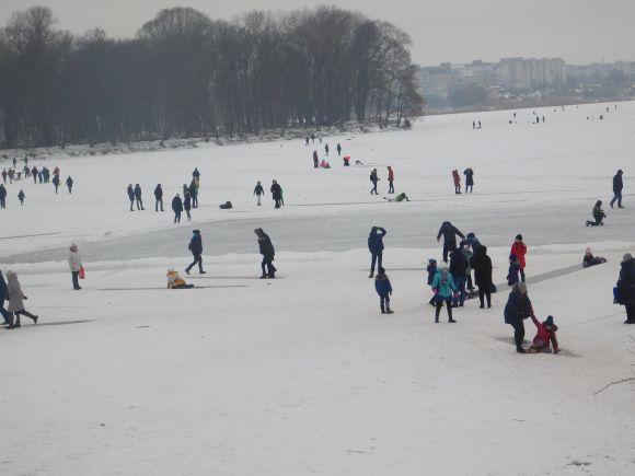 Вихідні на ковзанах і з вудкою в руках. Хмельничани приходять на річку цілими сім'ями на сайті vsim.ua Вихідні на ковзанах і з вудкою в руках. Хмельничани приходять на річку цілими сім'ями, фото №8 на сайті vsim.ua
