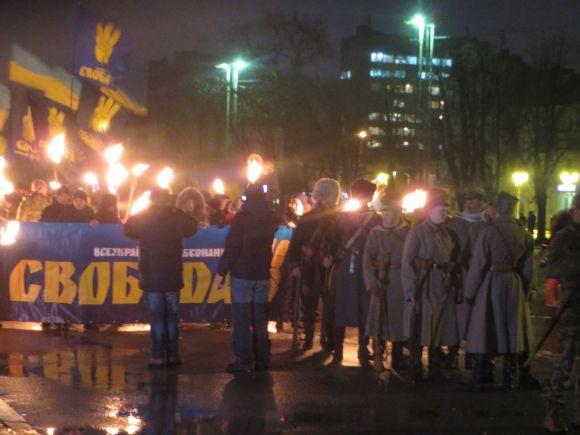 Центром Хмельницького пройшов смолоскипний марш на честь героїв Крут на сайті vsim.ua Центром Хмельницького пройшов смолоскипний марш на честь героїв Крут, фото №7 на сайті vsim.ua