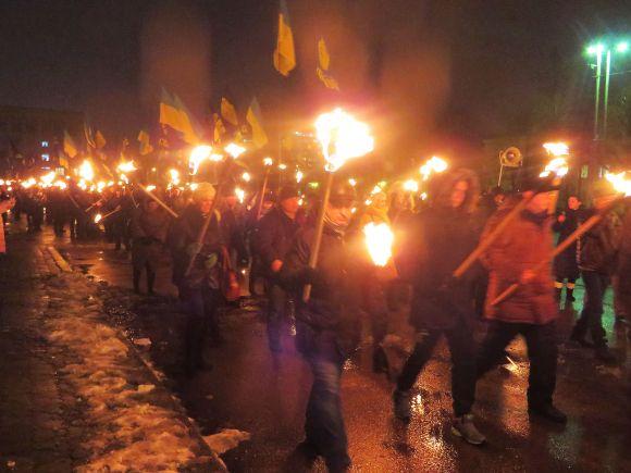 Центром Хмельницького пройшов смолоскипний марш на честь героїв Крут на сайті vsim.ua Центром Хмельницького пройшов смолоскипний марш на честь героїв Крут, фото №1 на сайті vsim.ua