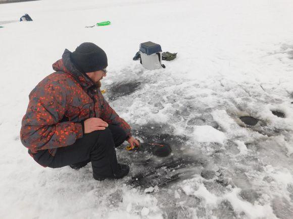 Вихідні на ковзанах і з вудкою в руках. Хмельничани приходять на річку цілими сім'ями на сайті vsim.ua Вихідні на ковзанах і з вудкою в руках. Хмельничани приходять на річку цілими сім'ями, фото №4 на сайті vsim.ua