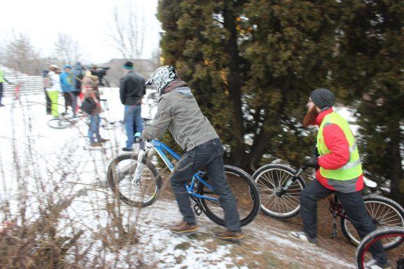 Перегони і ожеледь. Як велосипедисти намотували круги навколо “Підкови” на швидкість на сайті 20minut.ua Перегони і ожеледь. Як велосипедисти намотували круги навколо “Підкови” на швидкість, фото №8 на сайті 20minut.ua