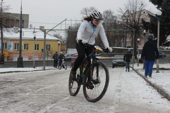 Перегони і ожеледь. Як велосипедисти намотували круги навколо “Підкови” на швидкість на сайті 20minut.ua Перегони і ожеледь. Як велосипедисти намотували круги навколо “Підкови” на швидкість, фото №14 на сайті 20minut.ua