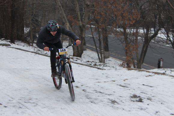 Перегони і ожеледь. Як велосипедисти намотували круги навколо “Підкови” на швидкість на сайті 20minut.ua Перегони і ожеледь. Як велосипедисти намотували круги навколо “Підкови” на швидкість, фото №9 на сайті 20minut.ua
