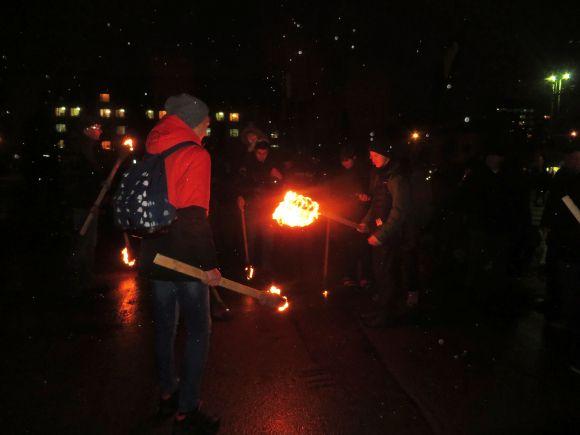 Центром Хмельницького пройшов смолоскипний марш на честь героїв Крут на сайті vsim.ua Центром Хмельницького пройшов смолоскипний марш на честь героїв Крут, фото №2 на сайті vsim.ua