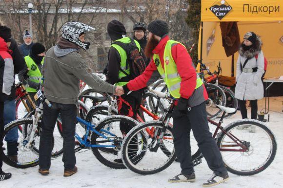 Перегони і ожеледь. Як велосипедисти намотували круги навколо “Підкови” на швидкість на сайті 20minut.ua Перегони і ожеледь. Як велосипедисти намотували круги навколо “Підкови” на швидкість, фото №3 на сайті 20minut.ua
