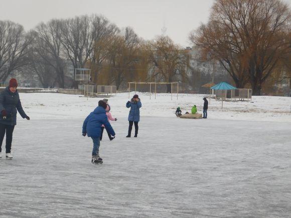 Вихідні на ковзанах і з вудкою в руках. Хмельничани приходять на річку цілими сім'ями на сайті vsim.ua Вихідні на ковзанах і з вудкою в руках. Хмельничани приходять на річку цілими сім'ями, фото №11 на сайті vsim.ua