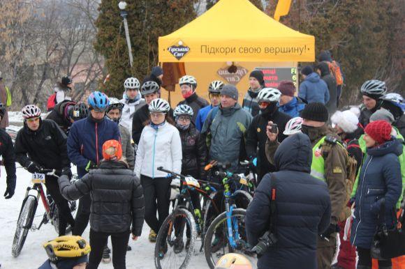Перегони і ожеледь. Як велосипедисти намотували круги навколо “Підкови” на швидкість на сайті 20minut.ua Перегони і ожеледь. Як велосипедисти намотували круги навколо “Підкови” на швидкість, фото №11 на сайті 20minut.ua