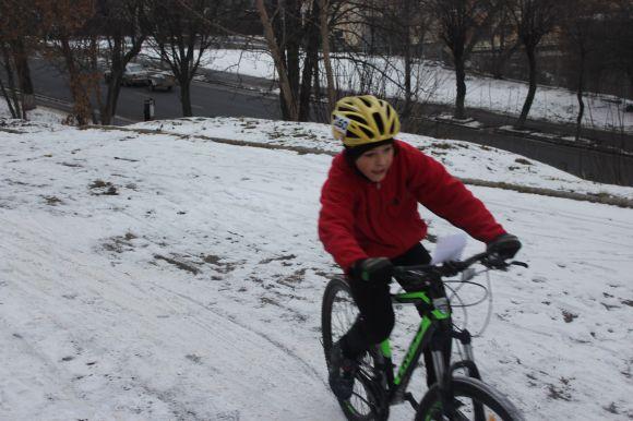 Перегони і ожеледь. Як велосипедисти намотували круги навколо “Підкови” на швидкість на сайті 20minut.ua Перегони і ожеледь. Як велосипедисти намотували круги навколо “Підкови” на швидкість, фото №13 на сайті 20minut.ua