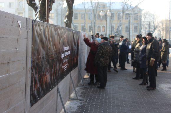 Конфлікт на площі Героїв: від “протистояння” пам’ятників до антисемітських закликів на сайті 20minut.ua Конфлікт на площі Героїв: від “протистояння” пам’ятників до антисемітських закликів, фото №2 на сайті 20minut.ua