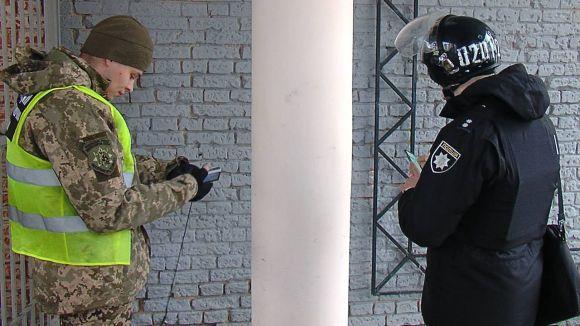 Біля "Скайпарку" поліцейські та рятувальники шукали вибухівку (ОНОВЛЕНО) на сайті 20minut.ua Біля "Скайпарку" поліцейські та рятувальники шукали вибухівку (ОНОВЛЕНО), фото №1 на сайті 20minut.ua