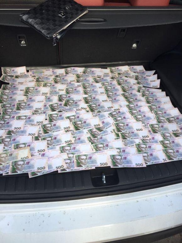 У Тернополі правоохоронці затримали адвоката і двох активістів, які вимагали 71 000 грн на сайті 20minut.ua У Тернополі правоохоронці затримали адвоката і двох активістів, які вимагали 71 000 грн, фото №2 на сайті 20minut.ua