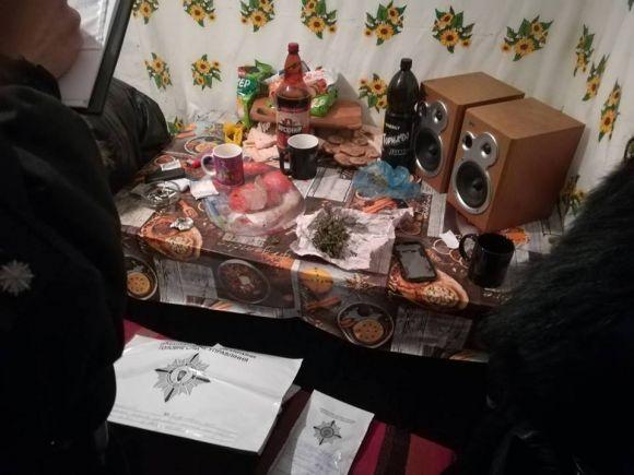 Поки мама на заробітках: на Теофіпольщині неповнолітній організував притон у своєму будинку на сайті vsim.ua Поки мама на заробітках: на Теофіпольщині неповнолітній організував притон у своєму будинку, фото №1 на сайті vsim.ua