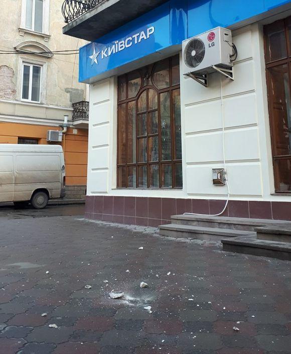 У центрі Тернополя на жінку ледь не впав шматок бетону, фото №1 на сайті 20minut.ua
