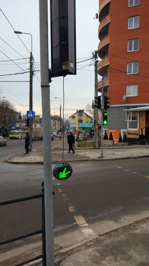 Фото дня: біля 18 школи світлофор висить на дротах, фото №3 на сайті 20minut.ua