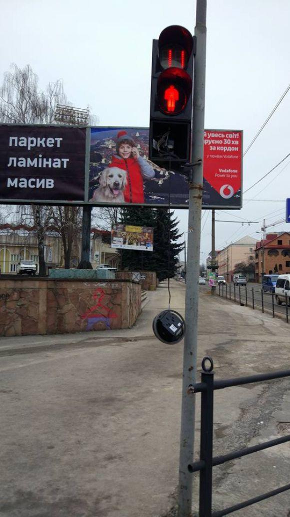 Фото дня: біля 18 школи світлофор висить на дротах, фото №2 на сайті 20minut.ua