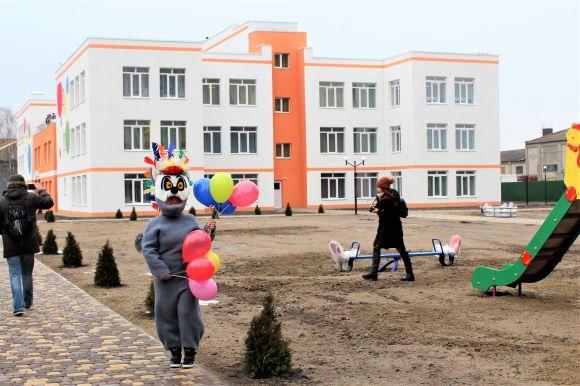 У Військовому містечку відкрили новий дитсадок. Місця вистачить на 360 діток на сайті 20minut.ua У Військовому містечку відкрили новий дитсадок. Місця вистачить на 360 діток, фото №1 на сайті 20minut.ua
