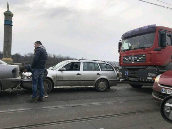 На Центральному мосту “поцілувалося” чотири автомобілі на сайті 20minut.ua На Центральному мосту “поцілувалося” чотири автомобілі, фото №3 на сайті 20minut.ua