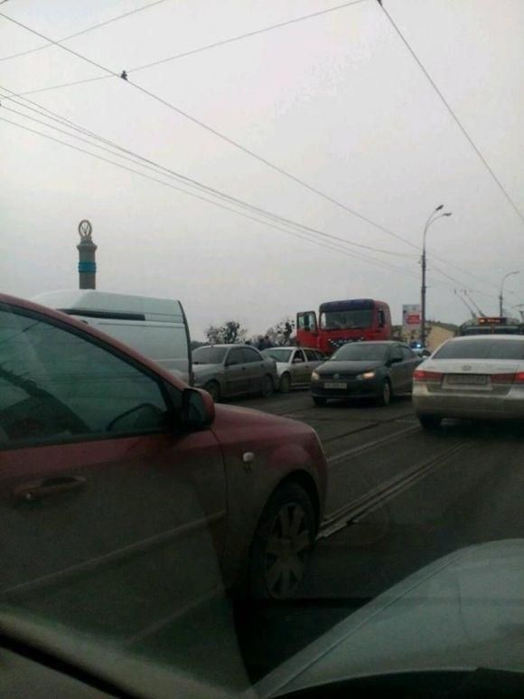 На Центральному мосту “поцілувалося” чотири автомобілі на сайті 20minut.ua На Центральному мосту “поцілувалося” чотири автомобілі, фото №2 на сайті 20minut.ua