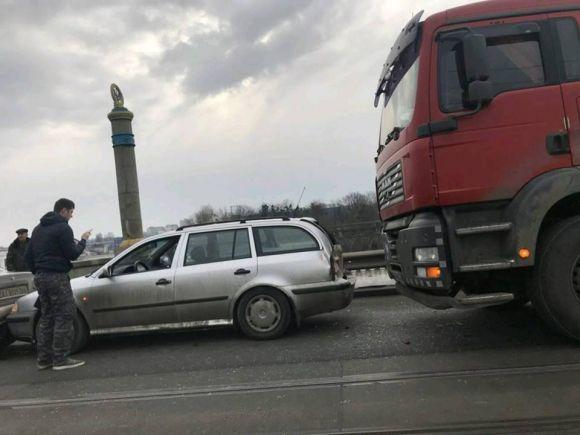 На Центральному мосту “поцілувалося” чотири автомобілі на сайті 20minut.ua На Центральному мосту “поцілувалося” чотири автомобілі, фото №1 на сайті 20minut.ua