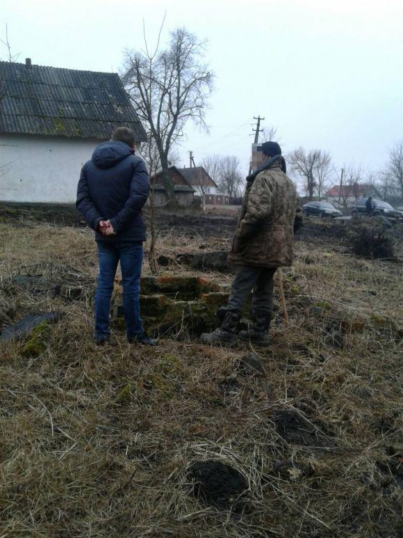 Новини Житомира - фото з На Житомирщині немовля більше 4 місяців лежало у колодязі На Житомирщині немовля більше 4 місяців лежало у колодязі, фото №2 на сайті 20minut.ua