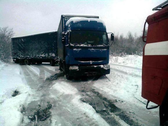 На півночі області у снігових заметах застрягли 2 вантажівки, фото №1 на сайті 20minut.ua