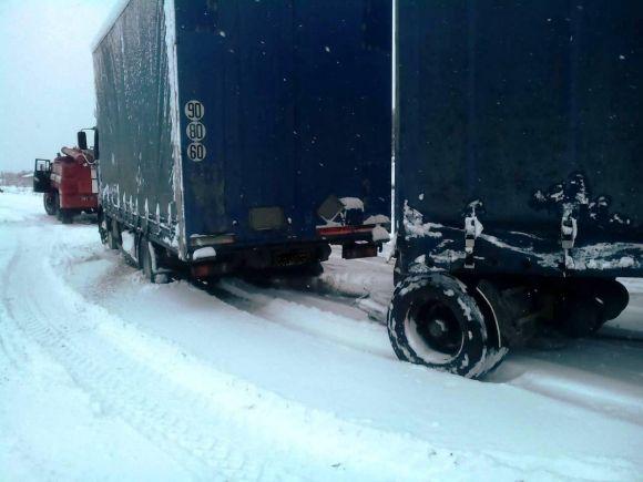 На півночі області у снігових заметах застрягли 2 вантажівки, фото №2 на сайті 20minut.ua