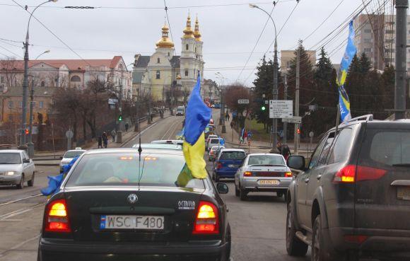 Новини Вінниці - фото з П'ять сотень авто сигналили і «поставили на вуха» всю Вінницю. Що це було? (ОНОВЛЕНО) П'ять сотень авто сигналили і «поставили на вуха» всю Вінницю. Що це було? (ОНОВЛЕНО), фото №19 на сайті 20minut.ua