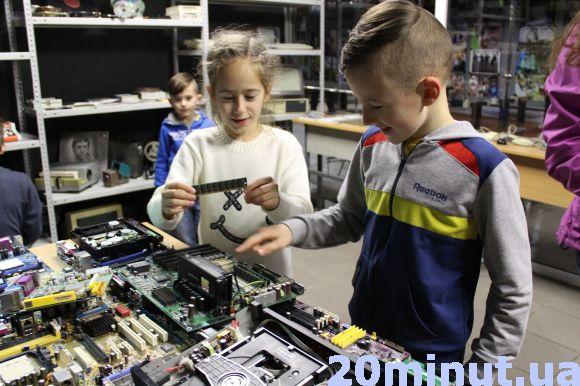 Диктофон - це заколка для волосся, а комп'ютерні плати - ціле місто. Стара техніка очима сучасних дітей, фото №4 на сайті 20minut.ua