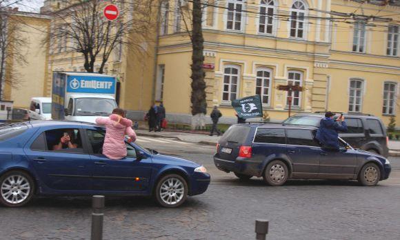 Новини Вінниці - фото з П'ять сотень авто сигналили і «поставили на вуха» всю Вінницю. Що це було? (ОНОВЛЕНО) П'ять сотень авто сигналили і «поставили на вуха» всю Вінницю. Що це було? (ОНОВЛЕНО), фото №28 на сайті 20minut.ua