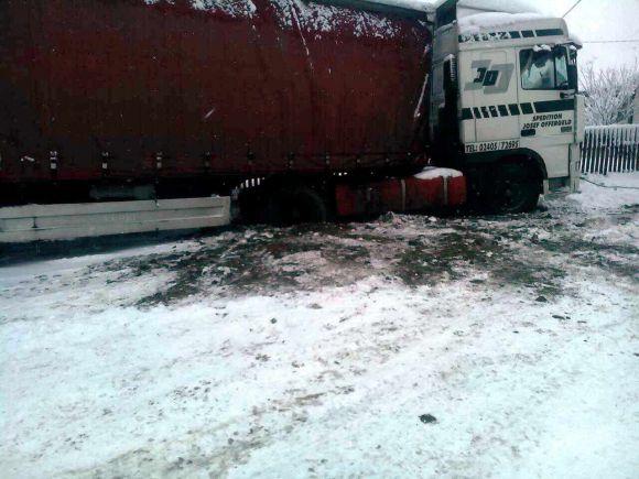 На півночі області у снігових заметах застрягли 2 вантажівки, фото №3 на сайті 20minut.ua