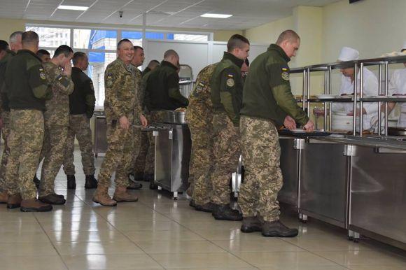 Салат зі свіжих овочів, запечена скумбрія — нове меню для житомирських десантників (ФОТО), фото №1 на сайті 20minut.ua