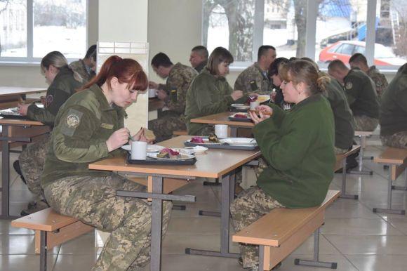 Салат зі свіжих овочів, запечена скумбрія — нове меню для житомирських десантників (ФОТО), фото №3 на сайті 20minut.ua