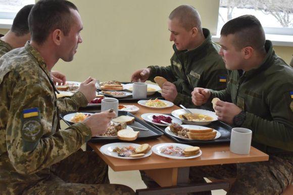 Салат зі свіжих овочів, запечена скумбрія — нове меню для житомирських десантників (ФОТО), фото №2 на сайті 20minut.ua