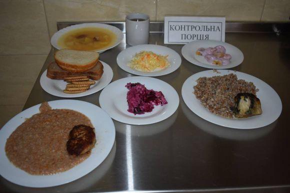 Салат зі свіжих овочів, запечена скумбрія — нове меню для житомирських десантників (ФОТО), фото №4 на сайті 20minut.ua
