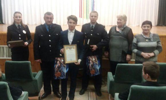 Четверо друзів-підлітків,  які наприкінці січня врятували молодика від падіння з мосту, отримали подяки від поліції, фото №2 на сайті 20minut.ua