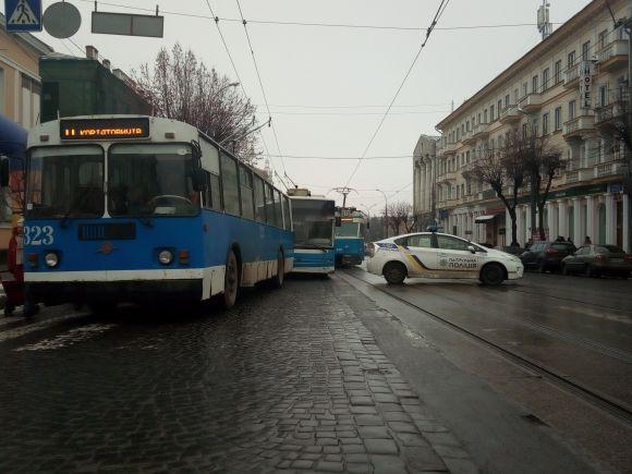 Новини Вінниці - фото з Мітинг пенсіонерів біля ОДА: рух на Соборній відкрито (ОНОВЛЕНО) Мітинг пенсіонерів біля ОДА: рух на Соборній відкрито (ОНОВЛЕНО), фото №6 на сайті 20minut.ua