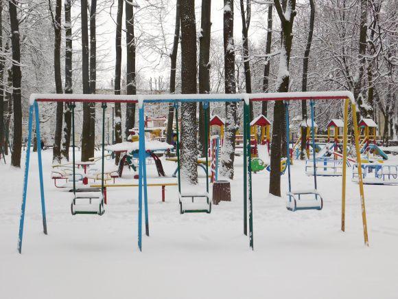 Розвага для дітей і робота для двірників. Фоторепортаж засніженого Хмельницького, фото №13 на сайті vsim.ua