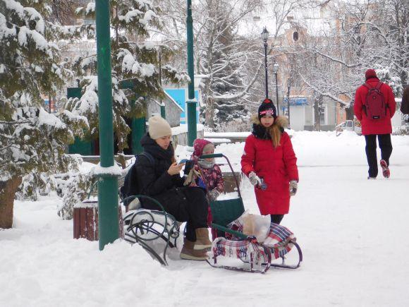 Розвага для дітей і робота для двірників. Фоторепортаж засніженого Хмельницького, фото №6 на сайті vsim.ua