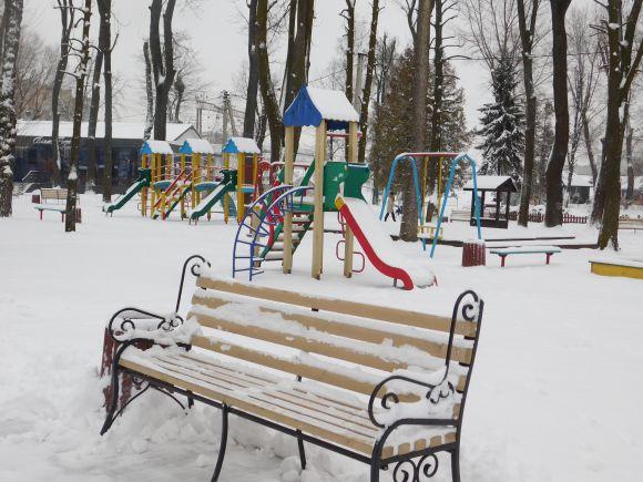 Розвага для дітей і робота для двірників. Фоторепортаж засніженого Хмельницького, фото №15 на сайті vsim.ua