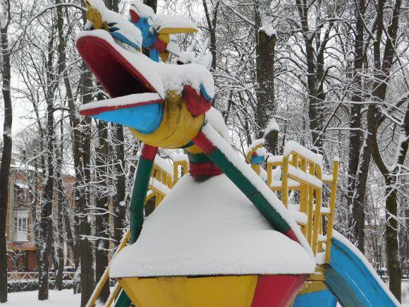 Розвага для дітей і робота для двірників. Фоторепортаж засніженого Хмельницького, фото №12 на сайті vsim.ua
