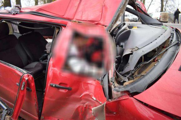 Новини Вінниці - фото з Смертельна ДТП: водій на червоному бусі «Merсedes» врізався в дерево Смертельна ДТП: водій на червоному бусі «Merсedes» врізався в дерево, фото №1 на сайті 20minut.ua