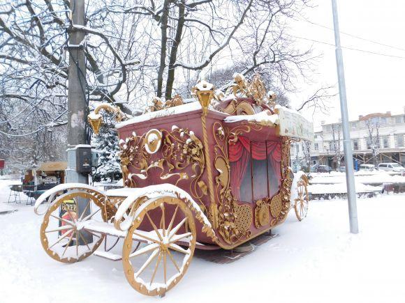 Розвага для дітей і робота для двірників. Фоторепортаж засніженого Хмельницького, фото №19 на сайті vsim.ua