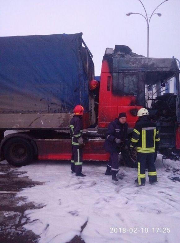 У Хмельницькому біля "Епіцентру" загорілася фура, фото №2 на сайті vsim.ua