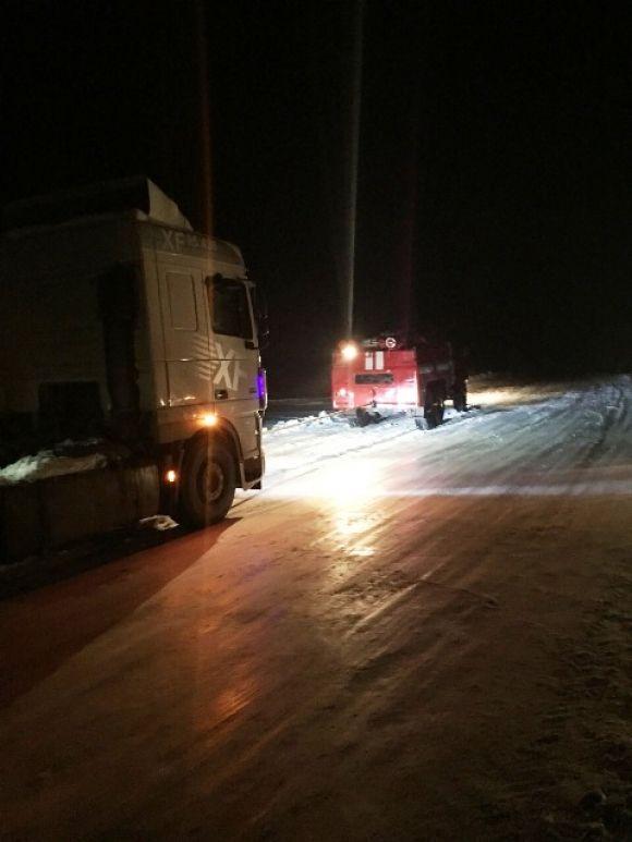 Рятувальники визволяли зі снігового замету автомобіль швидкої допомоги, фото №2 на сайті 20minut.ua